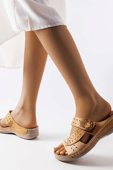 Beige Flip-Flops mit niedrigem Keilabsatz Jolanta 2