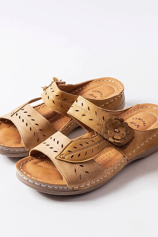 Beige flip-flops på en lav kile Jolanta