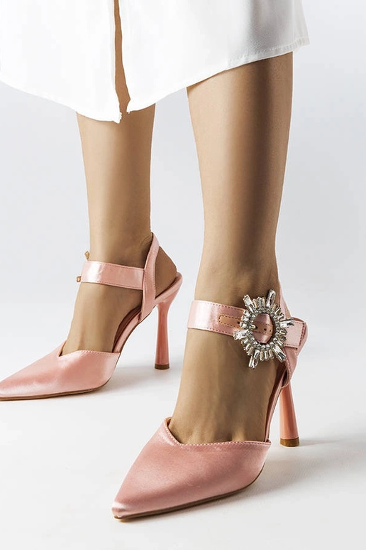 Sandales à talons hauts en satin... Sandales à talons hauts en satin...