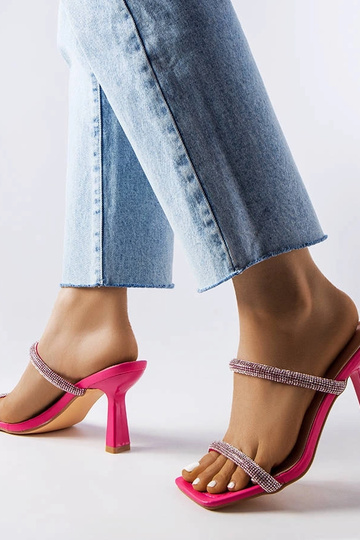 Mules à talons hauts roses...