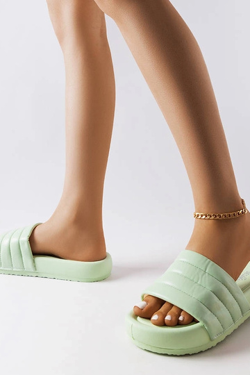 Grønne flip-flops dekoreret med Dorene quiltning