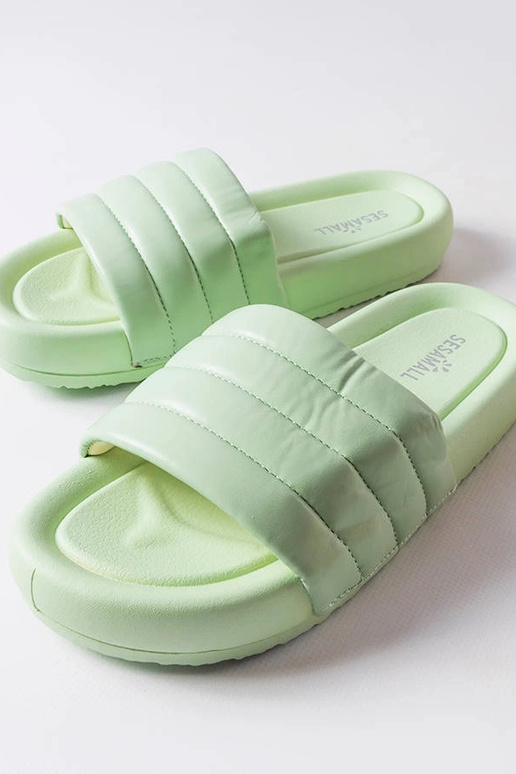 Grüne Flip-Flops mit Dorene-Steppung...