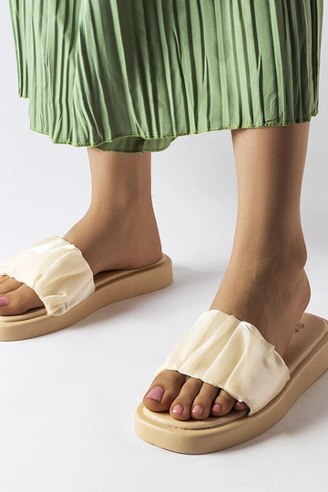 Claquettes beiges ornées de...