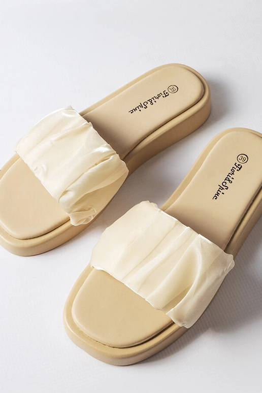 Beige rutsjebaner dekoreret med... Beige rutsjebaner dekoreret med...