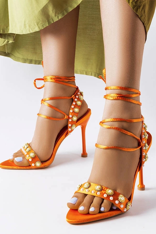 Orange sandaler dekoreret med perler... Orange sandaler dekoreret med perler...