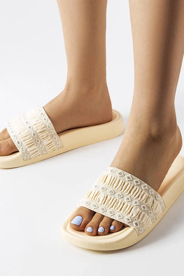 Beige flip-flops dekoreret...