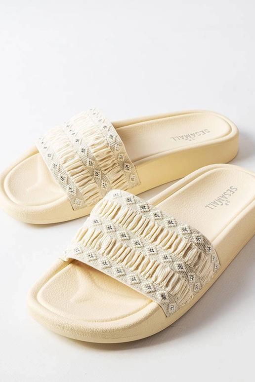 Beige flip-flops dekoreret med... Beige flip-flops dekoreret med...