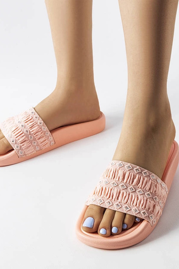 Pink Ernest flæser flip-flops