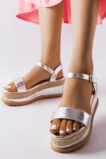 Zilveren sandalen op een...