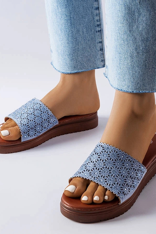 Claquettes bleues ajourées avec...