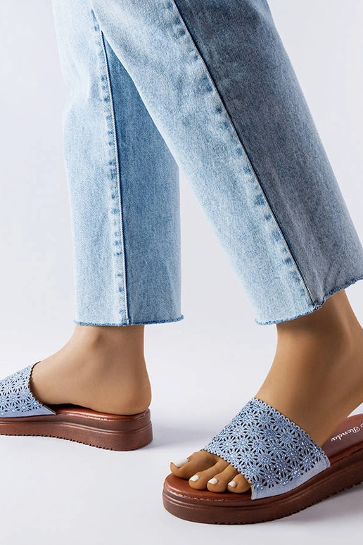 Claquettes bleues ajourées avec...