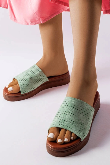 Tongs vertes à tige ajourée...