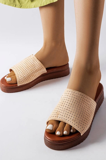 Zandkleurige slippers met gehaakte schacht, „Idabel" 2
