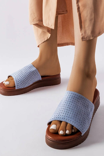 Tongs bleues ajourées par...