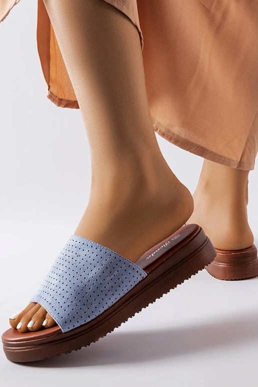 Blaue durchbrochene Flip-Flops von... Blaue durchbrochene Flip-Flops von...