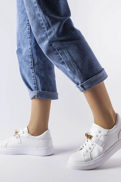 Weiße Sneaker mit goldenem Akzent... Weiße Sneaker mit goldenem Akzent...