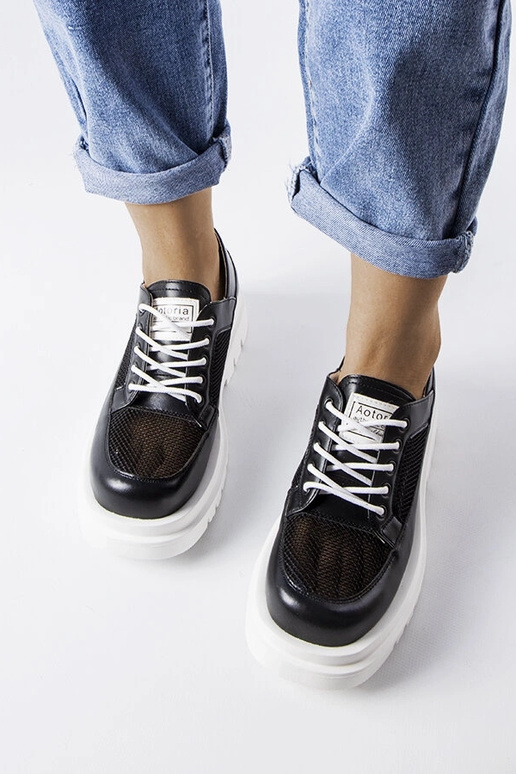 Schwarze durchbrochene massive... Schwarze durchbrochene massive...