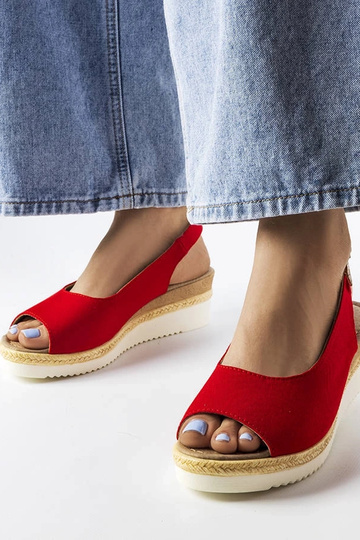 Rode sandalen op een... 2