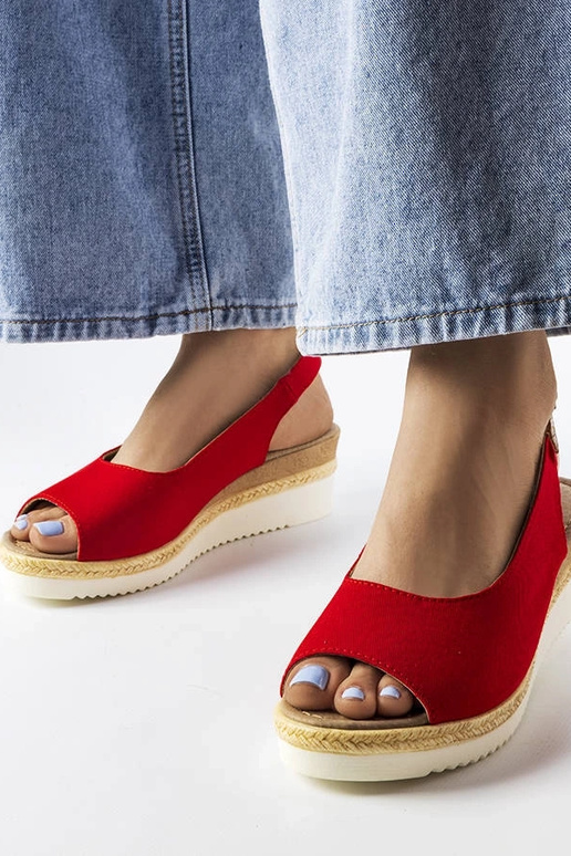 Rode sandalen op een plateau, "Big...