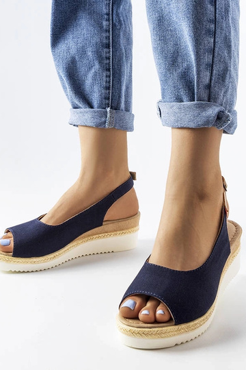 Donkerblauwe sandalen op...