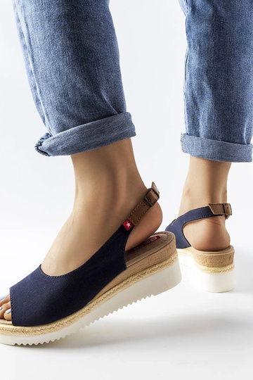 Donkerblauwe sandalen op... 2