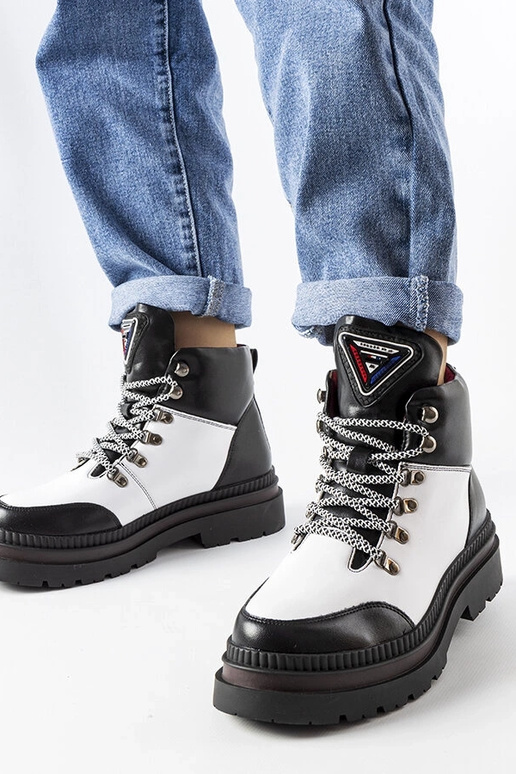 Bottes isolantes noires et blanches...