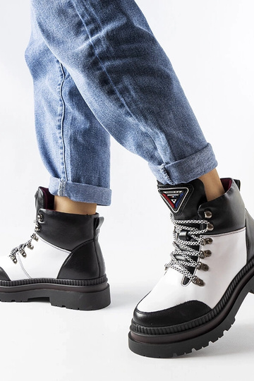 Isolierte Stiefel in Schwarz und Weiß von Solofra 2