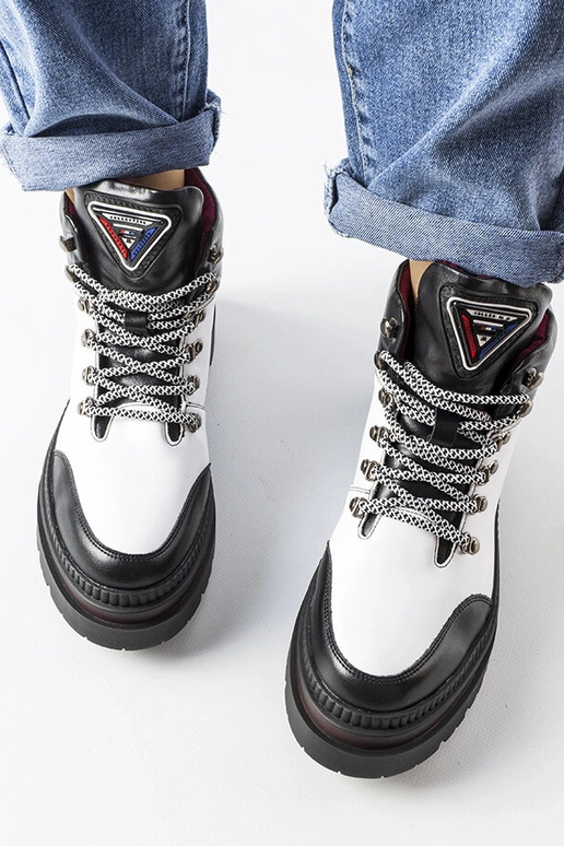 Bottes isolantes noires et blanches...