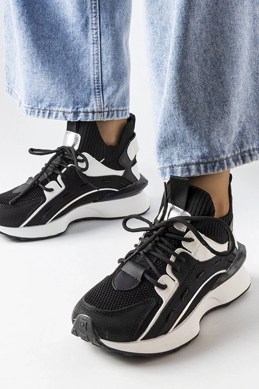 Schwarz-weiße stylische Sneaker Begins Schwarz-weiße stylische Sneaker Begins