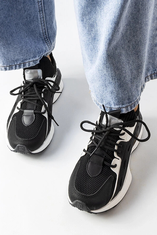 Schwarz-weiße stylische Sneaker Begins Schwarz-weiße stylische Sneaker Begins