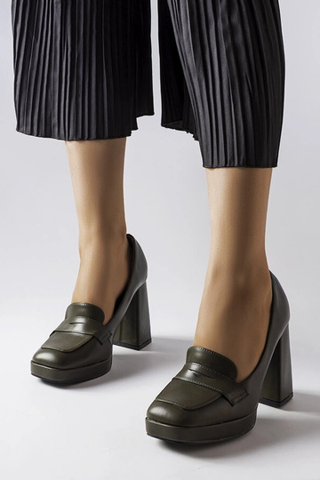 Dunkelgrüne Pumps mit hohem...