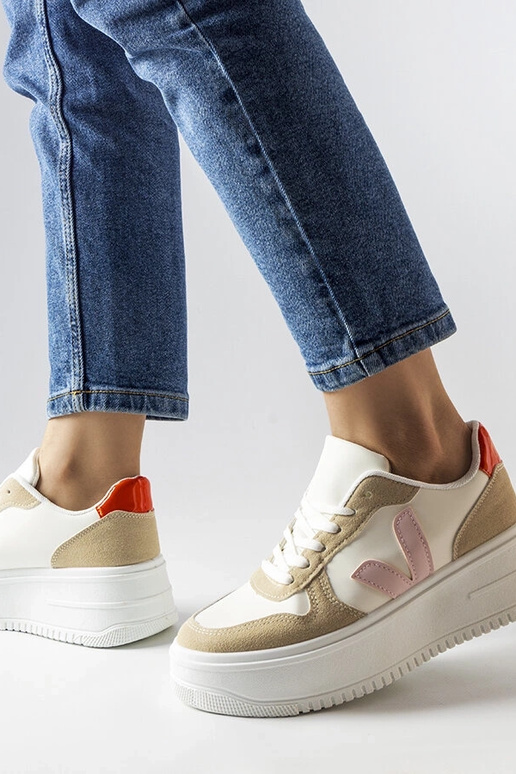 Witte sportieve schoenen met een roze...