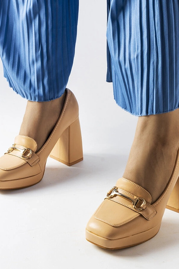 Beige pumps med geometrisk...