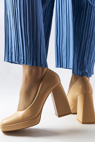 Beige Pumps mit hohem...