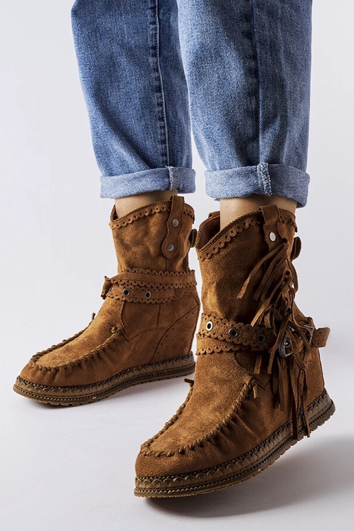 Rode laarzen op een platform, „Teodata"