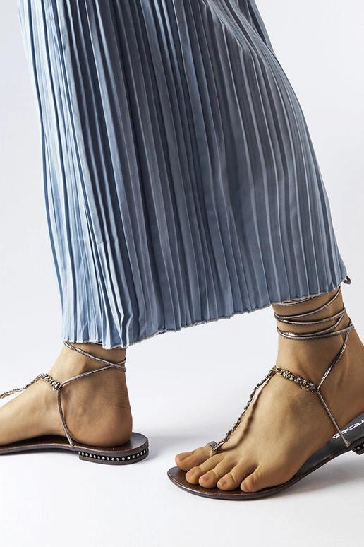 Mørkegrå sandaler med zirkoner fra...