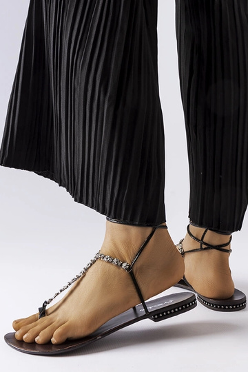 Schwarze Sandalen mit Zirkonia-Steinen, „Troghi"