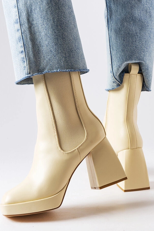 Bottines couleur sable sur talon...