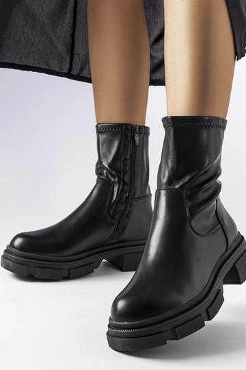 Schwarze isolierte Stiefel...