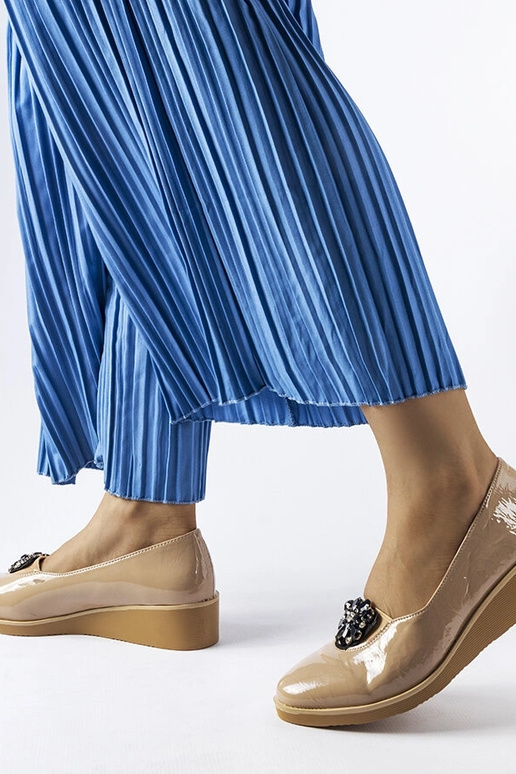 Beige patentballetlejligheder med...