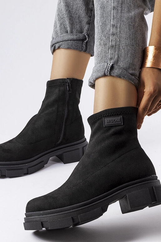 Schwarze isolierte Wildlederstiefel... Schwarze isolierte Wildlederstiefel...