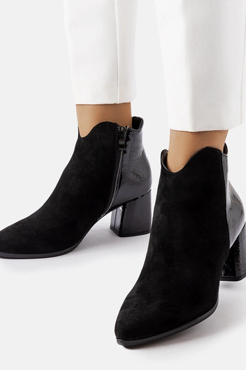 Bottes noires isolées en...