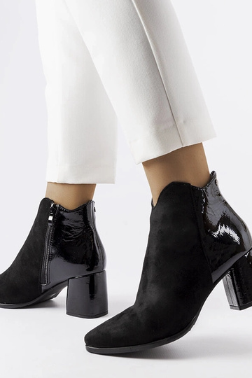 Bottes noires isolées en... 2