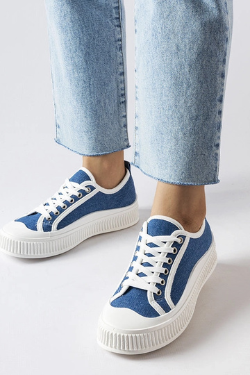 Blauwe schoenen op...