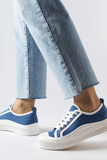 Blauwe schoenen op... 2