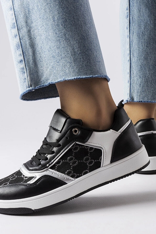 Sorte sneakers dekoreret med Isidoras...