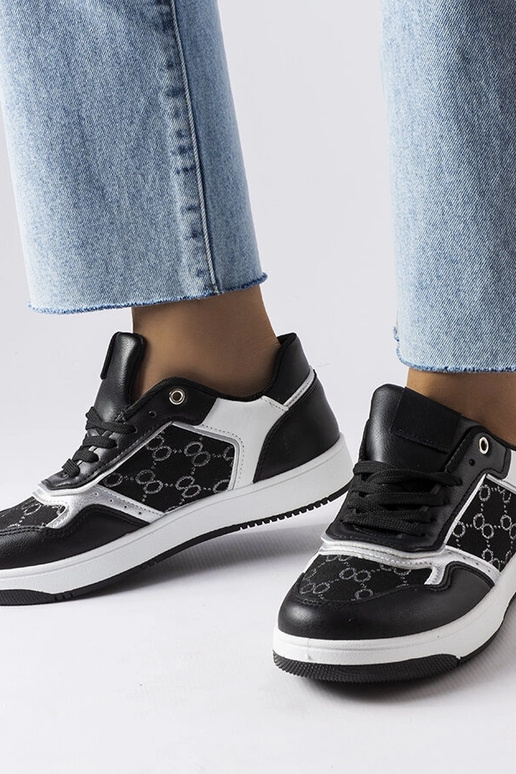 Sorte sneakers dekoreret med Isidoras...