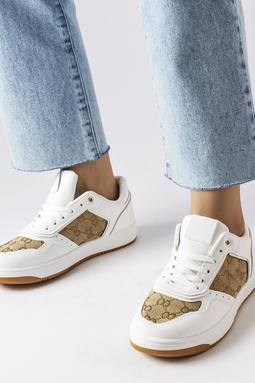 Weiße Sneakers verziert mit Isidoras Monogramm