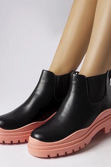 Bottines noires sur une...