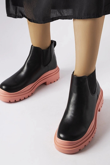 Bottines noires sur une... 2